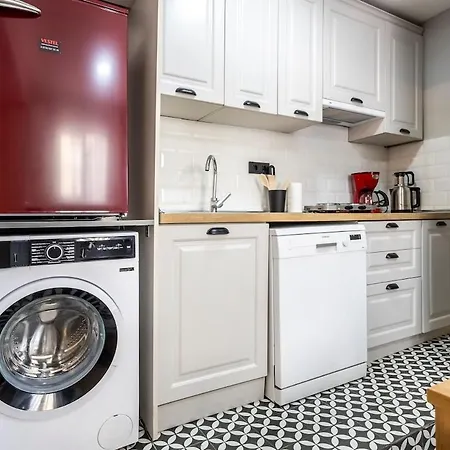 Inviting 1br Flat With Ac In Cihangir District Isztambul